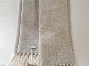 Helehall alpakalõngast pleed